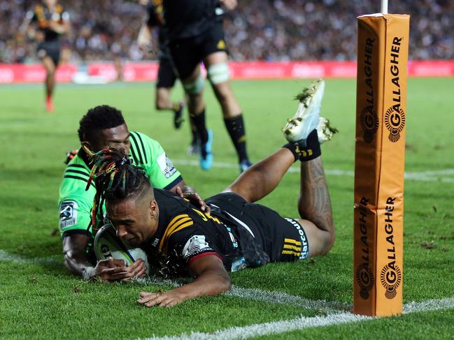 HAMILTON, NEW ZEALAND - MARCH 30:  Chiefs Sean Wainui dives in for a try in the tackle of Highlanders Waisake Naholo (L) during the round seven Super Rugby match between the Chiefs and the Highlanders at FMG Stadium on March 30, 2018 in Hamilton, New Zealand.  (Photo by Michael Bradley/Getty Images)