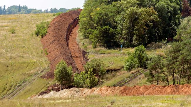 Photo shows a trench along the border of Ukraine with Russia in the Kharkiv region on July 29, 2014. Ukrainian borderguards have already dug more than 75 kilometres of a 300 kilometre trench to prevent possible sudden intrusion of Russian armoured vehicles to the northeastern Ukrainian region. AFP PHOTO/ SERGEY BOBOK