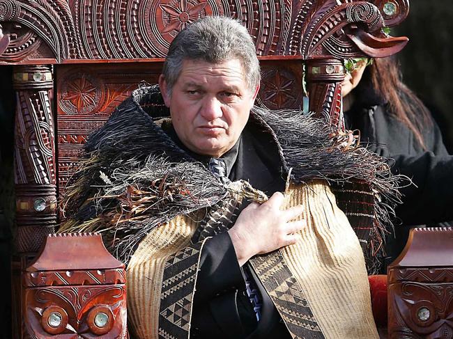 New Maori King Tuheitia Paki, 51 sits on the carved wooden throne during his coronation ceremony at Turangawaewae in Ngaruawahia, south of Auckland, 21 August 2006.  New Zealand's indigenous Maori announced a new monarch 21 August during the funeral of Te Arikinui Dame Te Atairangikaahu, who died last week after a 40-year reign.    AFP PHOTO/Peter Drury/POOL