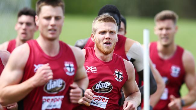 Dan Hannebery joins younger teammates for a lap of Moorabbin Oval.