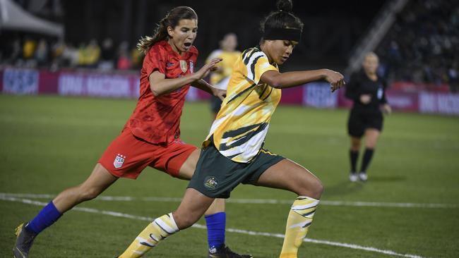 Mary Fowler evades the clutches of the USA’s Tobin Heath. Picture: Getty