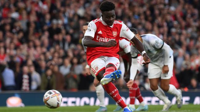 LONDON, ENGLAND - OCTOBER 09:  Bukayo Saka of Arsenal scores their team's third goal from the penalty spot  during the Premier League match between Arsenal FC and Liverpool FC at Emirates Stadium on October 09, 2022 in London, England. (Photo by Shaun Botterill/Getty Images)