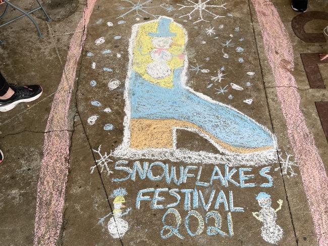 Chalk creation drawn on Stanthorpe pavement at Snowflakes in Stanthorpe 2021 festival. Photo: Madison Mifsud-Ure / Stanthorpe Border Post