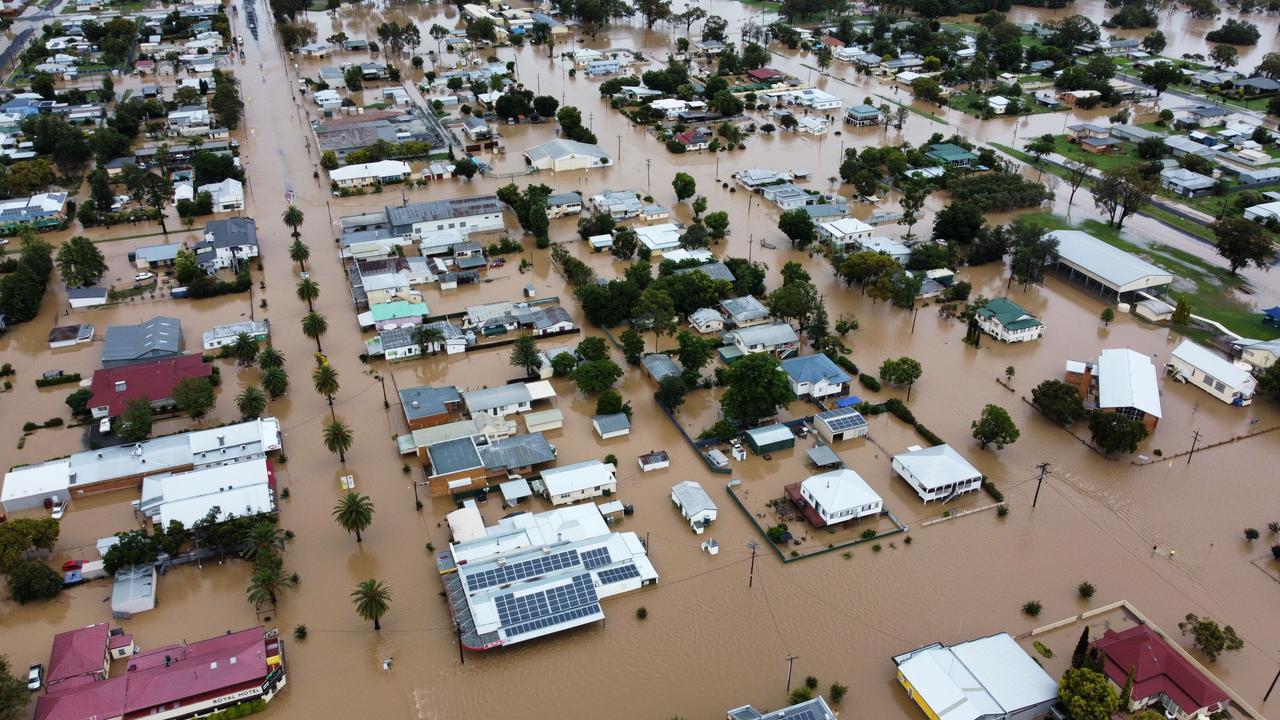 About 800 people were evacuated from their homes in Inglewood as major flooding swamped the town overnight. Picture: Jess Rielly