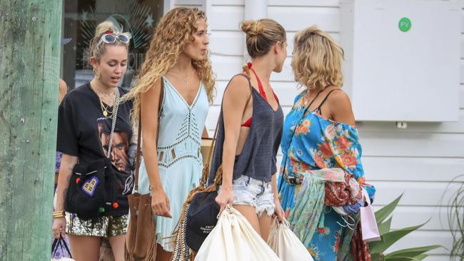 Miley Cyrus hits Byron Bay shops 2017 on New Year’s Eve with Hemsworths ...