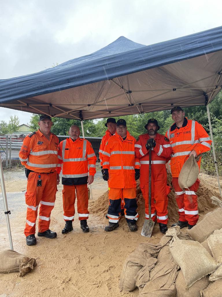 A group of the Goulburn SES volunteers, helping with handing out sandbags.