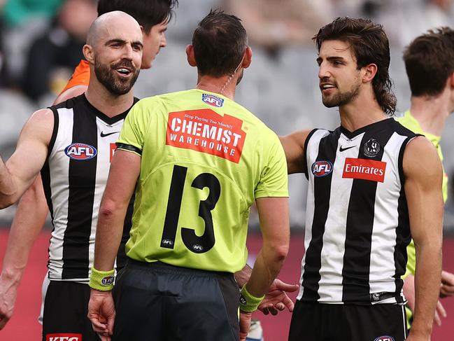 MELBOURNE. 26/06/2022..   AFL Round 15 .  Collingwood vs GWS Giants at the MCG.  Steele Sidebottom and Josh Daicos of the Magpies talk with the umpire after Sidebottom was called to play on during the 2nd qtr.   . Photo by Michael Klein