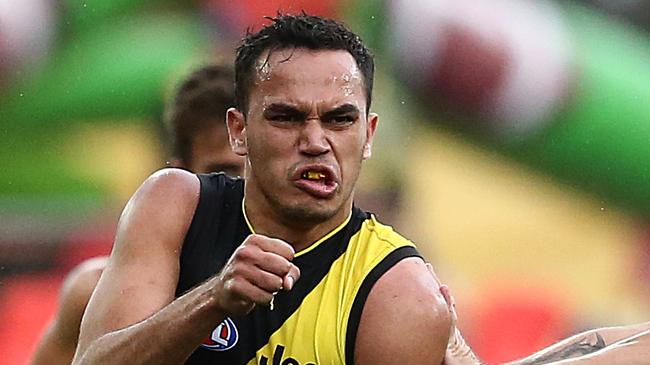 GOLD COAST, AUSTRALIA - JULY 06: Sydney Stack of the Tigers makes a handpass during the round 16 AFL match between the Gold Coast Suns and the Richmond Tigers at Metricon Stadium on July 06, 2019 in Gold Coast, Australia. (Photo by Jono Searle/AFL Photos via Getty Images )