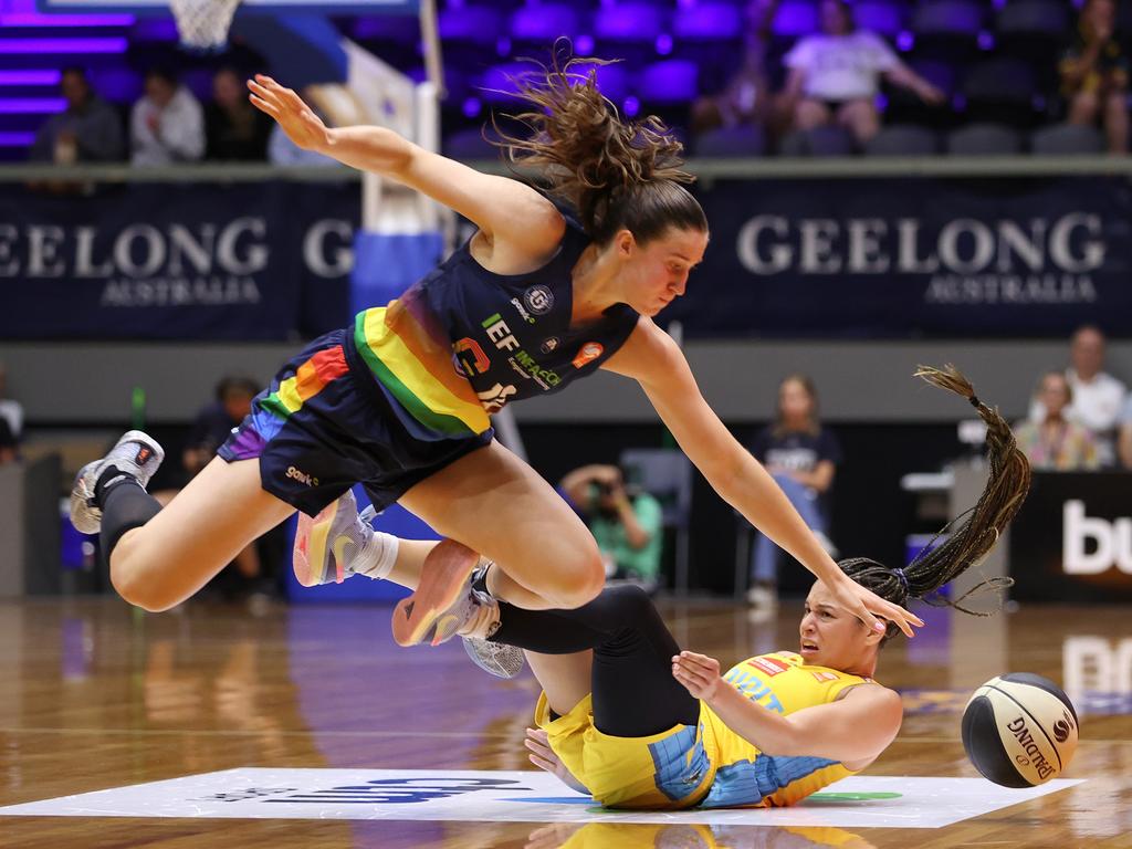 Hannah Hank of Geelong United and Veronica Burton of the Spirit collide. Picture: Kelly Defina/Getty Images