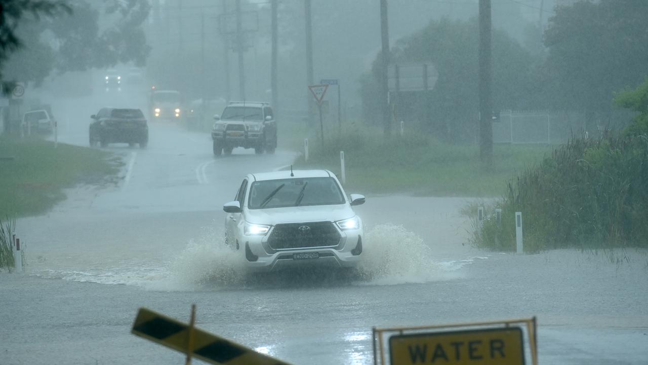 Water levels begin to rise in Pitt Town as residents prepare for the potential flooding. Picture: NCA NewsWire / Jeremy Piper