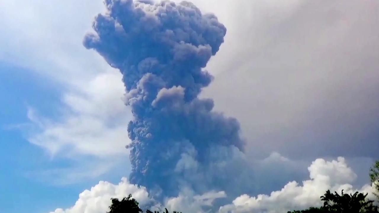 Incredible images of massive ash cloud forcing Aussie airlines to axe Bali flights