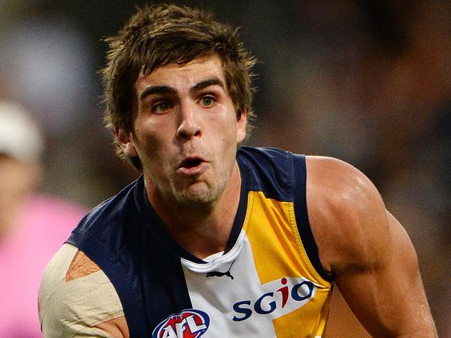 AFL - ROUND 23, West Coast Eagles vs St Kilda Saints, Subiaco Oval, Perth. Photo by Daniel Wilkins. PICTURED - Eagle Andrew Gaff gets a handball away