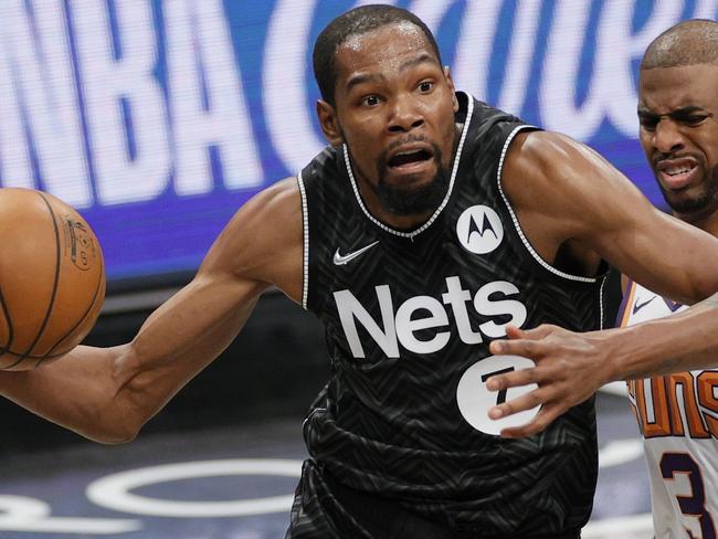 NEW YORK, NEW YORK - APRIL 25: Kevin Durant #7 of the Brooklyn Nets drives to the basket as Chris Paul #3 of the Phoenix Suns defends during the second half at Barclays Center on April 25, 2021 in the Brooklyn borough of New York City. NOTE TO USER: User expressly acknowledges and agrees that, by downloading and or using this photograph, User is consenting to the terms and conditions of the Getty Images License Agreement.   Sarah Stier/Getty Images/AFP == FOR NEWSPAPERS, INTERNET, TELCOS & TELEVISION USE ONLY ==