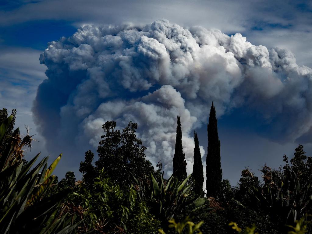 The giant smoke cloud seen from Walkerville. Picture: Bernard Humphreys / Instagram @Journaphotolism