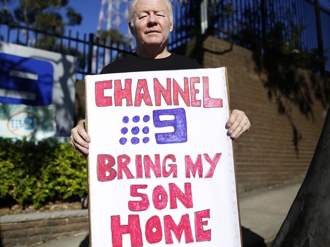 David Whittington, the father of Adam Whittington who is still being kept in jail in Lebanon after a failed child abduction operation in April, poses for a photograph duringt a rally to protest at the detention of his son outside the Channel 9 headquarters in Sydney, Tuesday, May 17, 2016. (AAP Image/David Moir) NO ARCHIVING