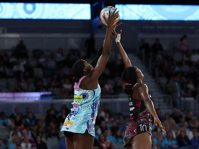 Shimona Jok of the Mavericks (L) and Latanya Wilson of the Thunderbirds. Picture: Graham Denholm/Getty Images