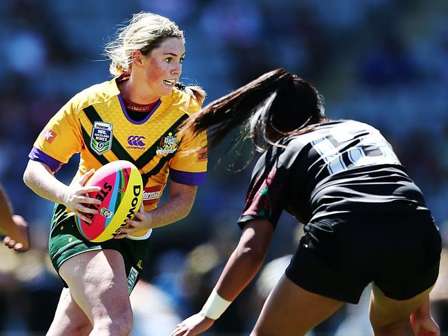 AUCKLAND, NEW ZEALAND - FEBRUARY 04: Maddie Studdon of the Australian makes a run during the 2017 Auckland Nines match between the Kiwi Ferns and the Australian Jillaroos at Eden Park on February 4, 2017 in Auckland, New Zealand.  (Photo by Anthony Au-Yeung/Getty Images)