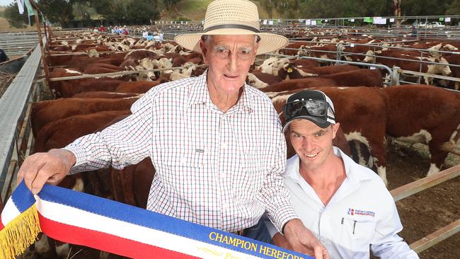 Ensay’s Barry Newcomen and stud manager Tom King with his top pen that $1670 also judged the best presented pen. Picture: Yuri Kouzmin