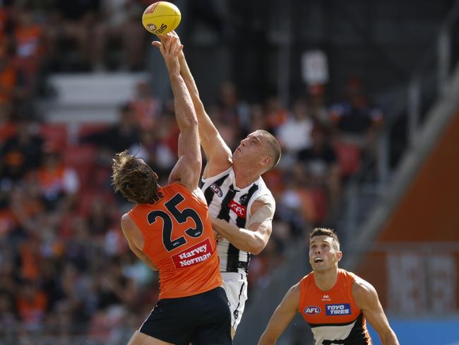 Lachie Keeffe battles in a ruck contest against Darcy Cameron.