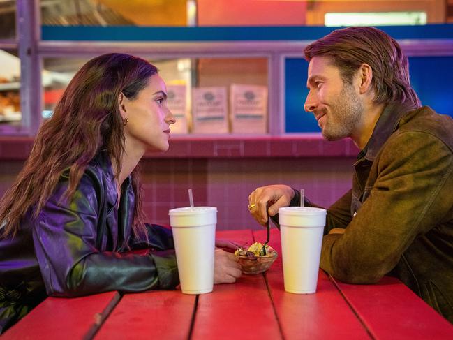 An involvement with Madison (Adria Arjona) complicates a side-hustle for Gary (Glen Powell). Picture: Brian Roedel/Netflix
