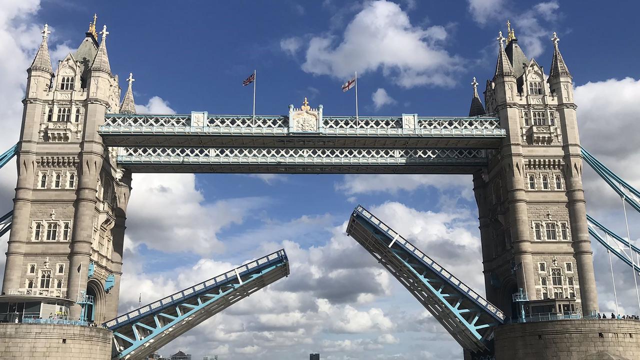 Chaos As London’s Tower Bridge Stuck Open Due To Mechanical Fault ...