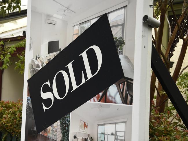 MELBOURNE, AUSTRALIA - NewsWire Photos OCTOBER 05, 2024: REAL ESTATE GENERICS - Sold sign on auction board. Picture: NewsWire / Andrew Henshaw