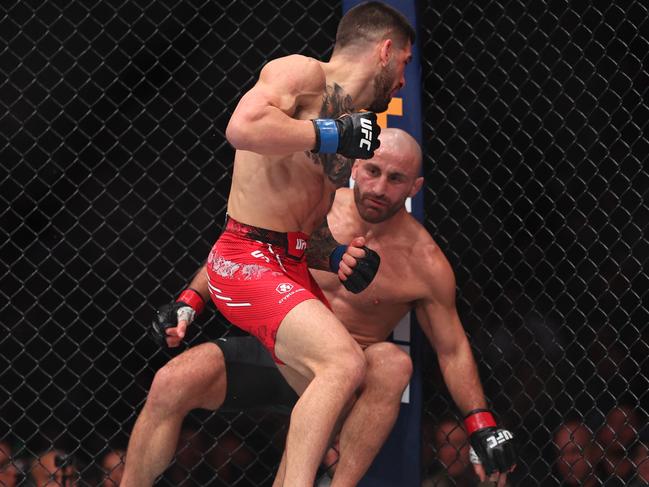 ANAHEIM, CALIFORNIA - FEBRUARY 17: Ilia Topuria knocks out Alexander Volkanovski of Australia in their featherweight title fight during UFC 298 at Honda Center on February 17, 2024 in Anaheim, California.   Sean M. Haffey/Getty Images/AFP (Photo by Sean M. Haffey / GETTY IMAGES NORTH AMERICA / Getty Images via AFP)