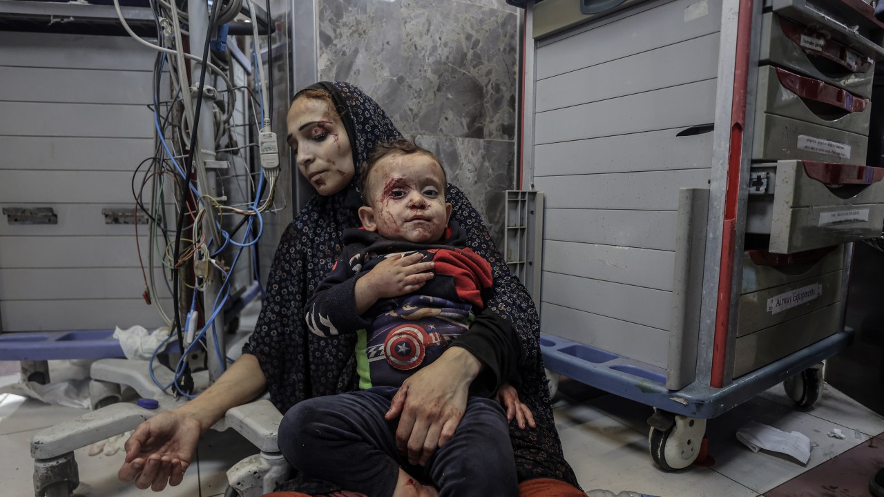 Сотням больных и перемещенных гражданских лиц было предложено эвакуировать больницу в секторе Газа, поскольку Израиль, похоже, готовится к нападению.