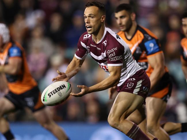 SYDNEY, AUSTRALIA - AUGUST 22: LukeÃÂ Brooks of the Sea Eagles passes the ball during the round 25 NRL match between Wests Tigers and Manly Sea Eagles at Leichhardt Oval on August 22, 2024 in Sydney, Australia. (Photo by Jason McCawley/Getty Images)