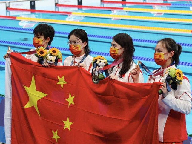 TOKYO,JAPAN - JULY 29: Gold medalist Junxuan Yang, Yufei Zhang, Bingjie Li and Muhan Tang of Team China pose with their gold medals for the Women's 4 x 200m Freestyle Relay Final on day six of the Tokyo 2020 Olympic Games at Tokyo Aquatics Centre on July 29, 2021 in Tokyo, Japan. (Photo by Xavier Laine/Getty Images)