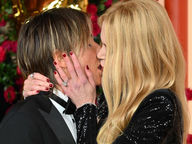 Keith Urban and Nicole Kidman kiss on the Oscars red carpet. Picture: ANGELA WEISS / AFP