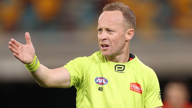 Umpire Ray Chamberlain pays a free kick. Picture: Michael Klein