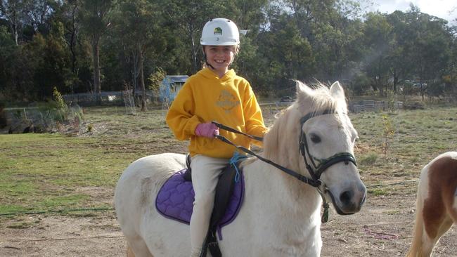 Ariarne Titmus aged eight on her horse Robbie. (Picture: Supplied)