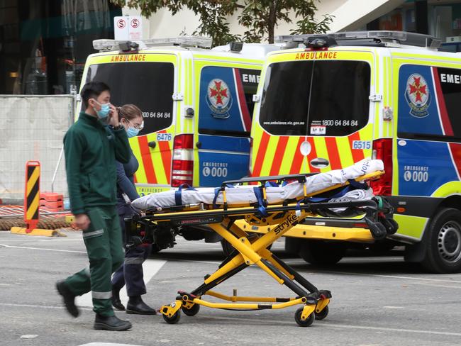 Patient dies waiting for paramedics during shortage