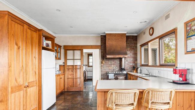 The kitchen has a pantry, breakfast bar and slate tile floor.