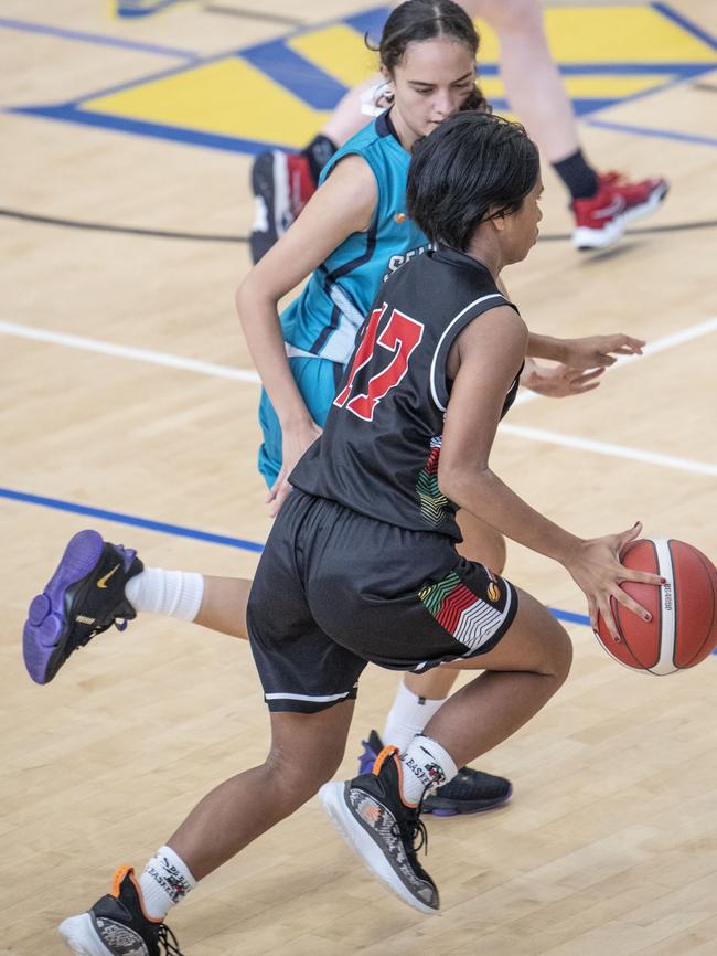 Alexandra Villalobos for Titans. Div 2 Gold Medal Match North Gold Coast Seahawks Teal vs Southern Districts Titans. Under 16 Girls State Basketball Championships. Friday, April 15, 2022. Picture: Nev Madsen.
