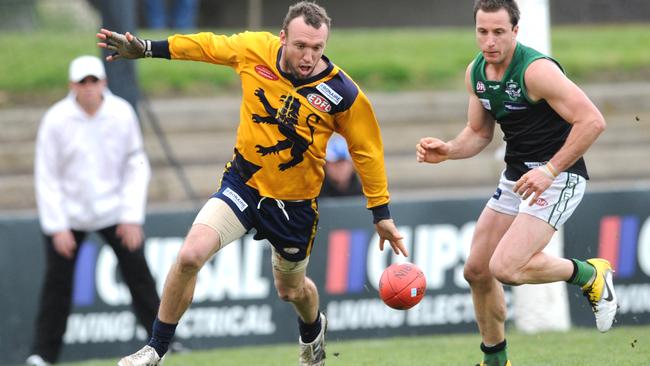 S11mv932 EDFL preliminary final, football. Greenvale versus Strathmore at Coburg City Oval, Harding St. Strathmore's Jordan Doering,48 leads the chase ahead of  Chris Burns,12