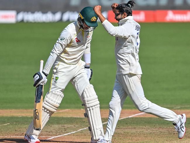 India's Ravindra Jadeja (R) celebrates his fifth wicket, after the dismissal of Australia's Peter Handscomb during the first day of the first Test cricket match between India and Australia at the Vidarbha Cricket Association (VCA) Stadium in Nagpur on February 9, 2023. (Photo by Indranil MUKHERJEE / AFP) / IMAGE RESTRICTED TO EDITORIAL USE - STRICTLY NO COMMERCIAL USE