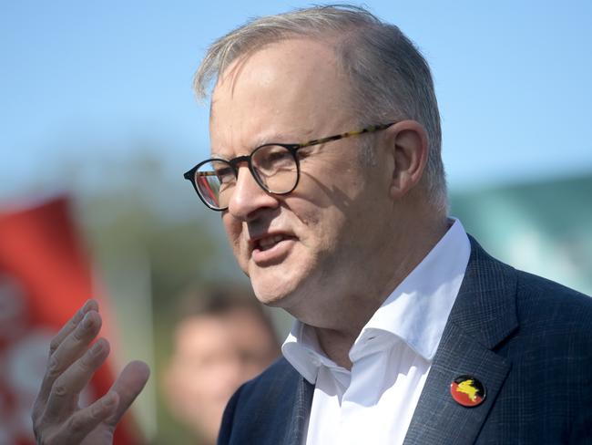 SYDNEY, AUSTRALIA - NewsWire Photos OCTOBER 7, 2023: The Prime Minister, Anthony Albanese, is in Sydney today and joins the South Sydney Rabbitohs NRL team which has shown its support for the YES vote in the referendum.Picture: NCA NewsWire / Jeremy Piper