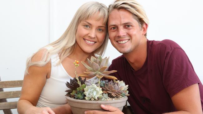 Succulent speed dating is an event where single people invited to a speed dating event where you create a succulent bowl and bond over your love of succulents. Cindy Winter from Mermaid Beach and Marty Pundyk bond over a bowl at Apres Surf at Mermaid Beach. Picture Glenn Hampson