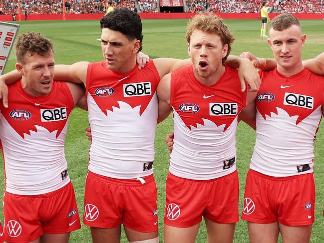 SYDNEY, AUSTRALIA - SEPTEMBER 07: Swans captain Callum Mills speaks to team mates in a huddle during the AFL First Qualifying Final match between Sydney Swans and Greater Western Sydney Giants at Sydney Cricket Ground, on September 07, 2024, in Sydney, Australia. (Photo by Matt King/AFL Photos/via Getty Images)