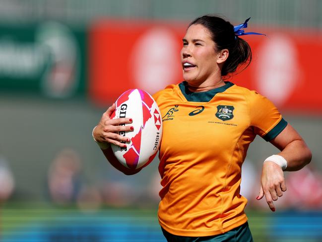 DUBAI, UNITED ARAB EMIRATES – DECEMBER 01: Charlotte Caslick of Australia runs the ball for a try during the semi-final match between Great Britain and Australia on day two of the HSBC SVNS at The Sevens Stadium on December 01, 2024 in Dubai, United Arab Emirates. (Photo by Christopher Pike/Getty Images)