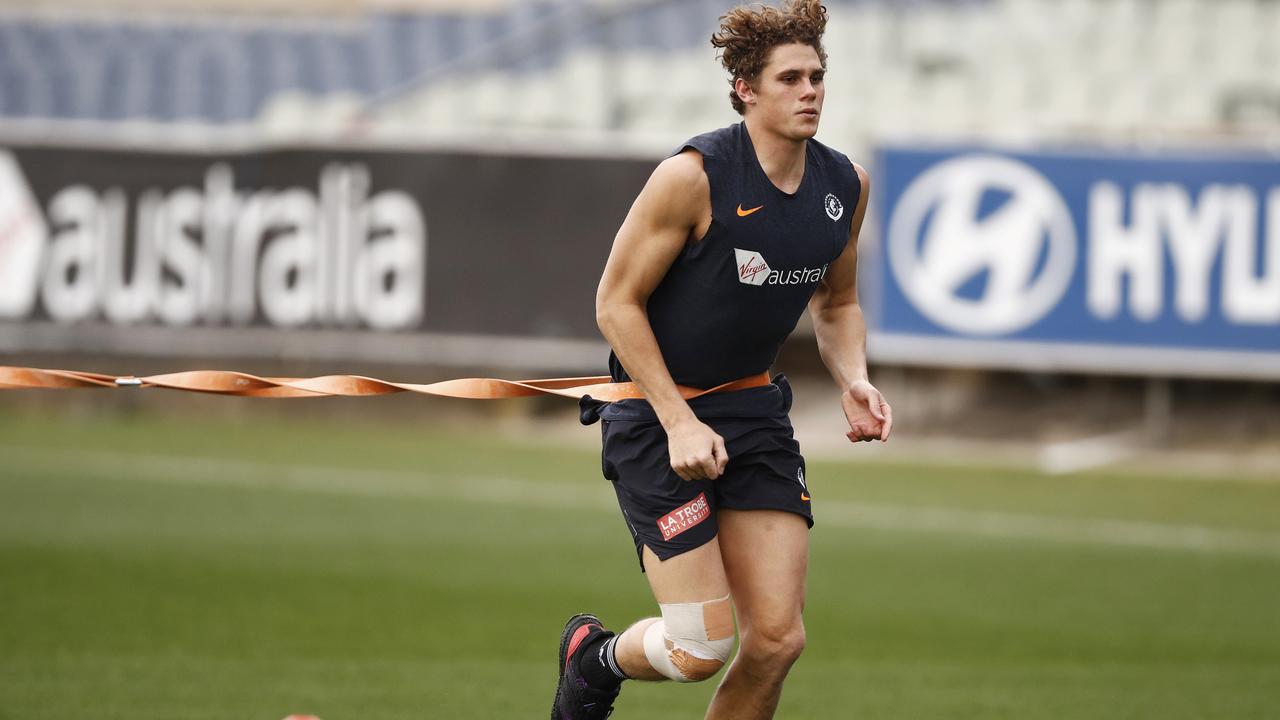 Charlie Curnow works on his troublesome right knee at Carlton training during 2019. (AAP Image/Daniel Pockett)