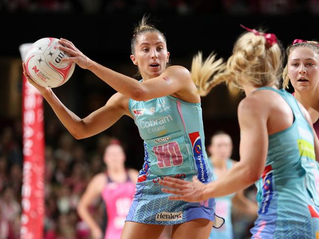ADELAIDE, AUSTRALIA - JUNE 22: Amy Parmenter of the Melbourne Mavericks looks to pass the ball during the round 11 Super Netball match between Adelaide Thunderbirds and Melbourne Mavericks at Adelaide Entertainment Centre, on June 22, 2024, in Adelaide, Australia. (Photo by Maya Thompson/Getty Images)