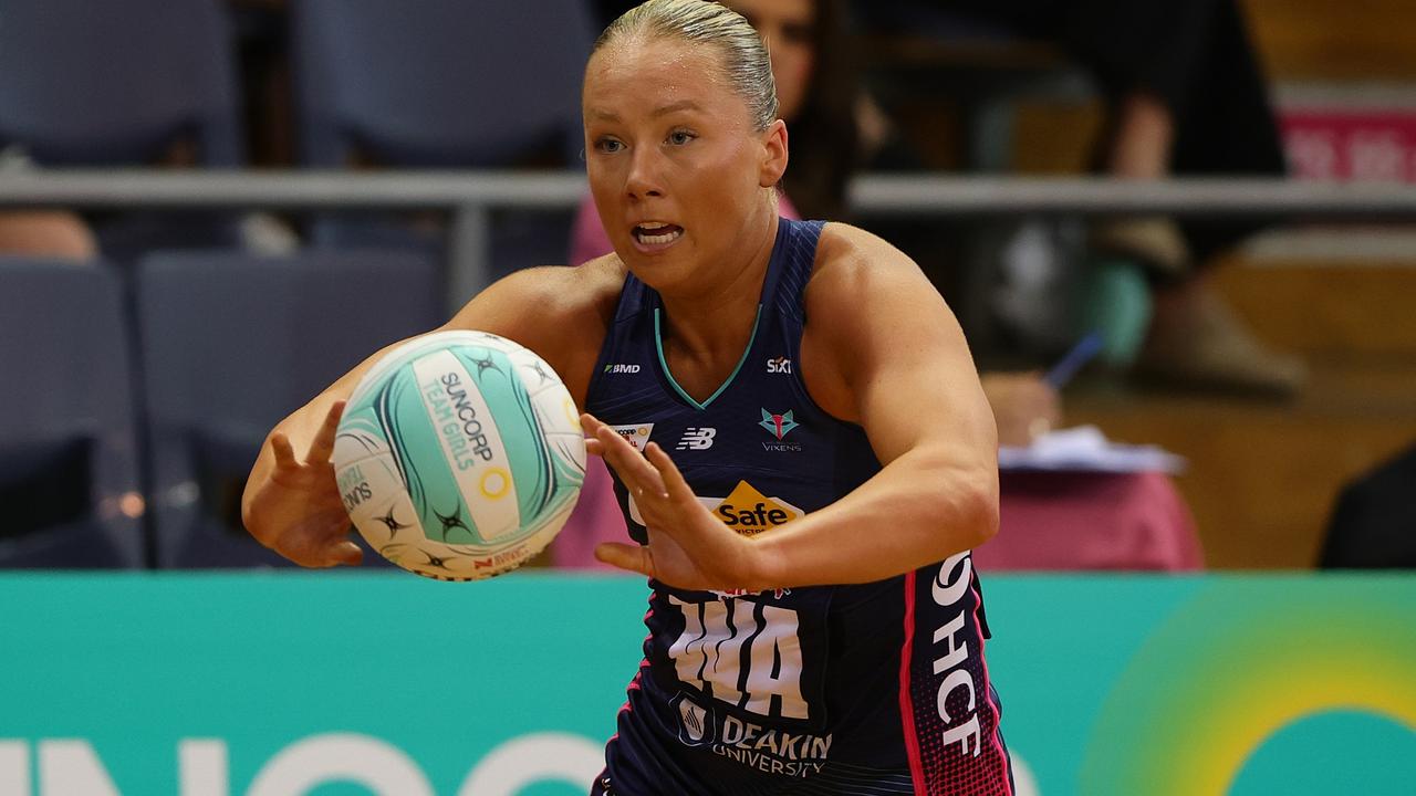 Hannah Mundy of the Vixens passes the ball during the match against the Giants. Photo: Getty Images