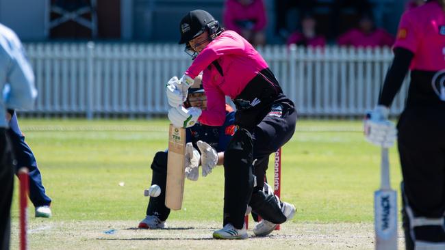 Elsa Hunter defends for Penrith. Picture: Thomas Lisson