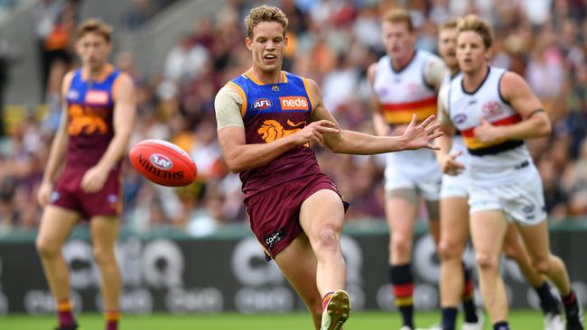 Mitchell Hinge in action against the Crows in 2019. (AAP Image/Darren England)