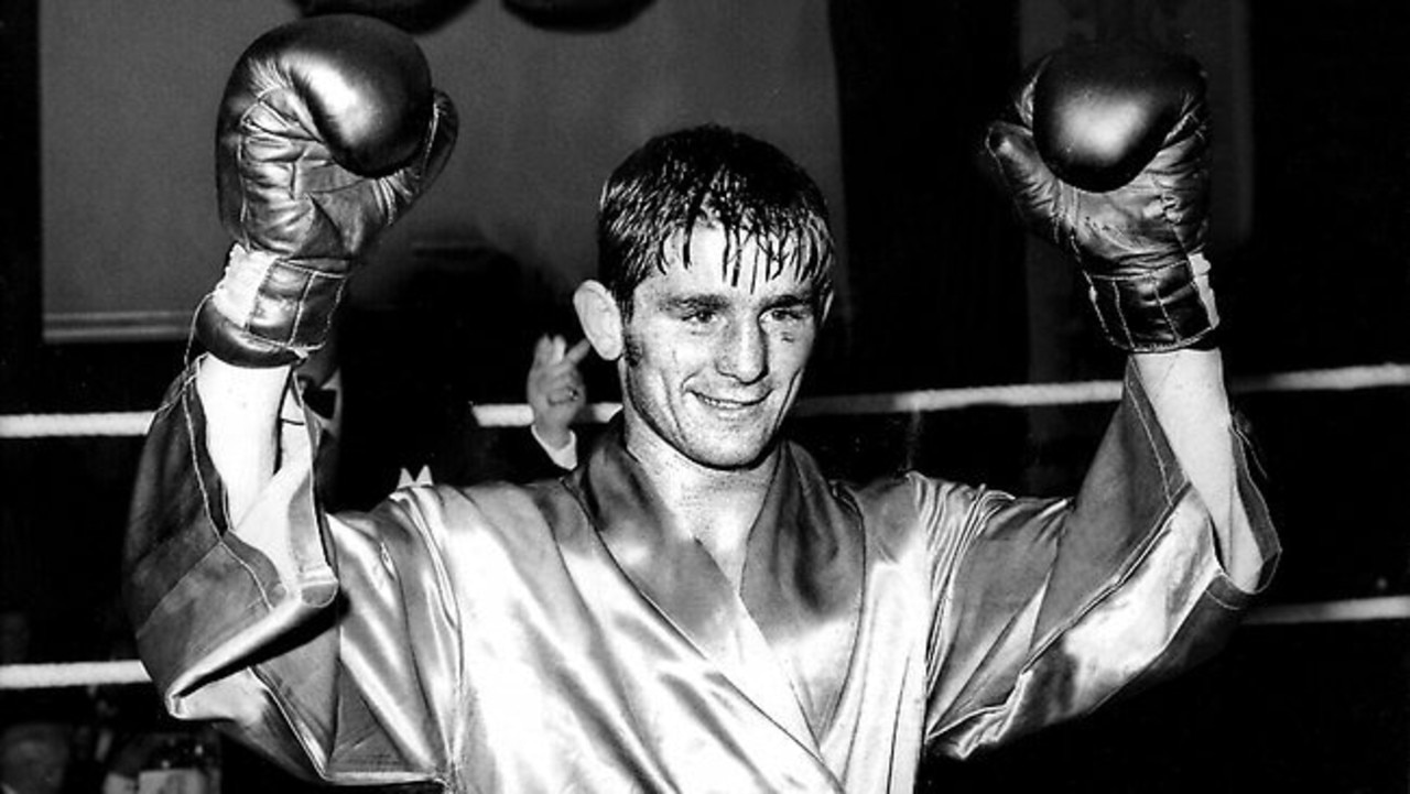 Australian boxing great Johnny Famechon has died aged 77.