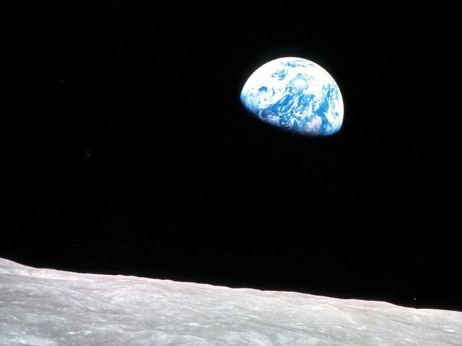 (FILES) This NASA image obtained on April 22, 2009, Earth Day, shows the Earthrise over the moon made on Christmas Eve, December 24, 1968 from Apollo 8, the first manned mission to the moon, as it entered lunar orbit. June 7, 2024, US astronaut William A. Anders, who flew on Apollo 8, the first manned lunar orbit, dies aged 90. (Photo by NASA / AFP) / RESTRICTED TO EDITORIAL USE - MANDATORY CREDIT "AFP PHOTO /  HANDOUT / NASA" - NO MARKETING - NO ADVERTISING CAMPAIGNS - DISTRIBUTED AS A SERVICE TO CLIENTS