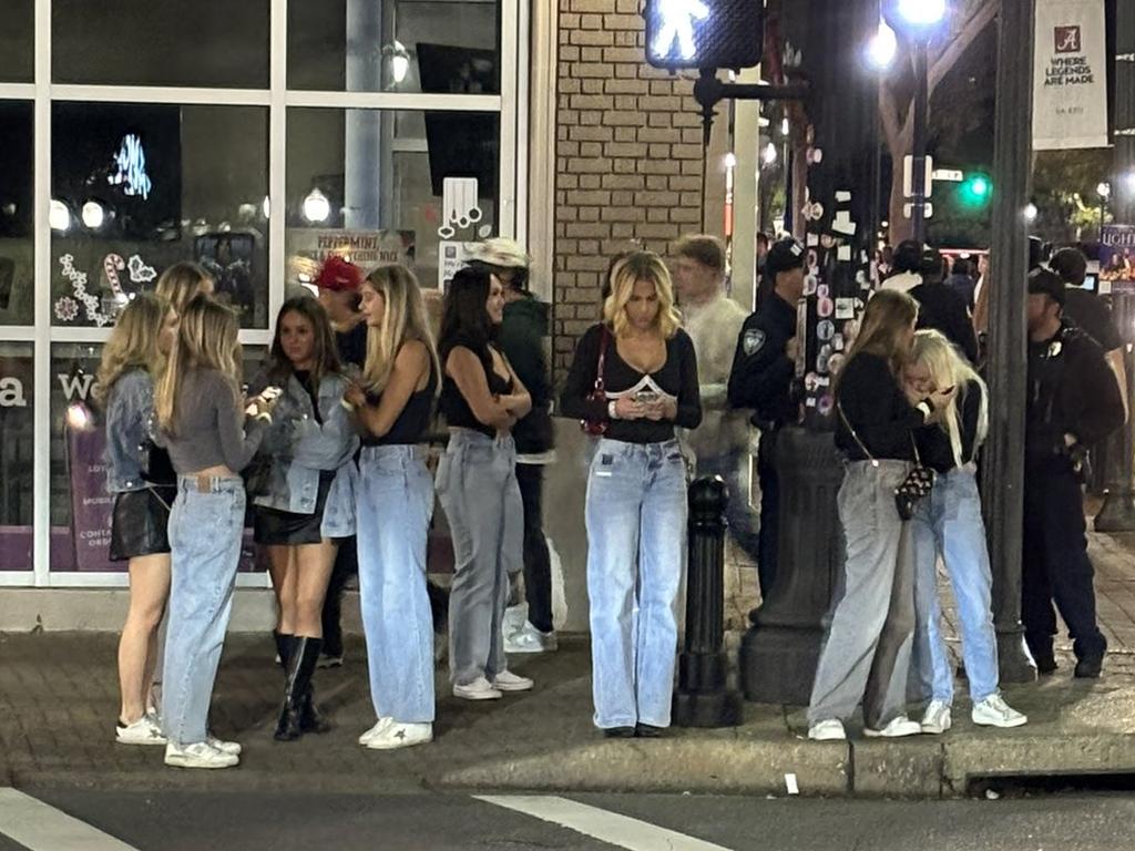 A group of Gen Z women have been seen wearing a similar uniform on a night out – light jeans and a plain top. Picture: X/@rwxoxo